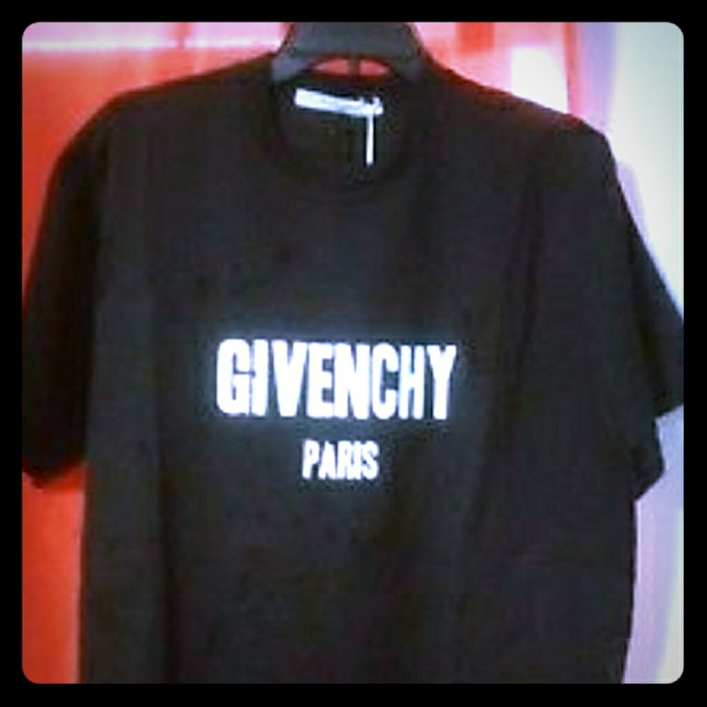 GIVENCHY Authentic Distressed T-Shirt size Medium